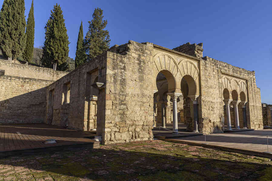 Córdoba - conjunto arqueológico Madinat al-Zahra o ciudad califal de Medina Azahara - basílica superior 1.jpg